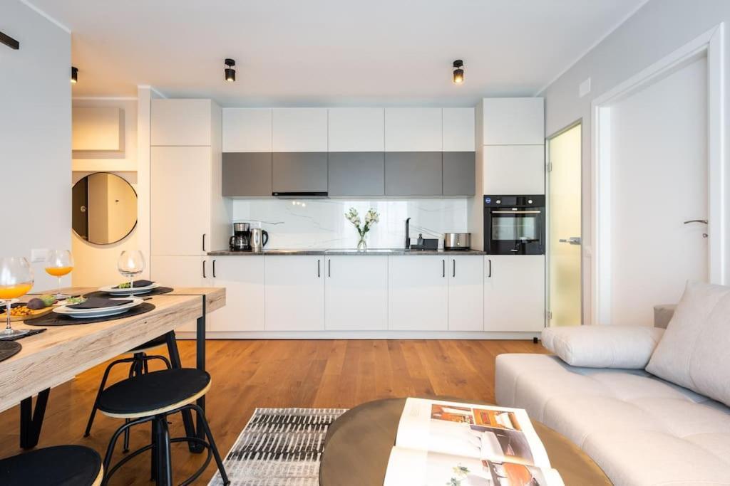 Stunning Views 2Br Midtown Flat - Charming Balcony Daire Bükreş Dış mekan fotoğraf